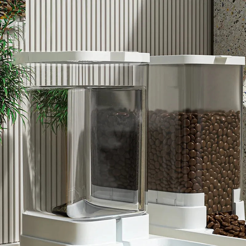 Distribuidores automáticos de comida e água para animais de estimação