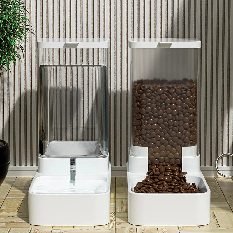 Distribuidores automáticos de comida e água para animais de estimação